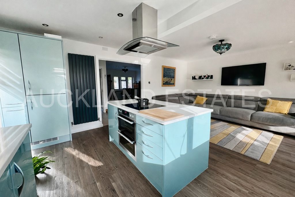 Property photo 3 of 23 Image00015