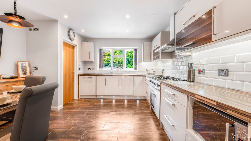 Property photo 2 of 22 4137105