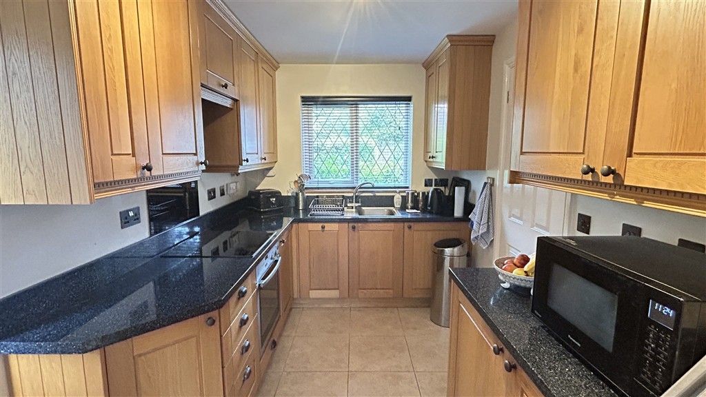 Property photo 3 of 9 Kitchen