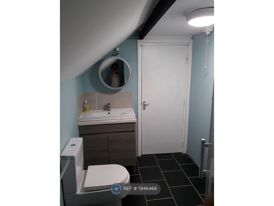 Property photo 2 of 10 Bathroom