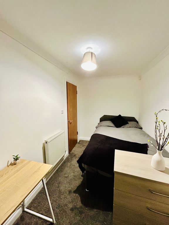 Property photo 3 of 11 A Cozy And Well-Organized Double Bedroom Featuring...