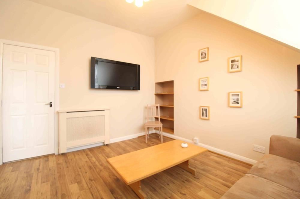 Property photo 1 of 8 Lounge 2