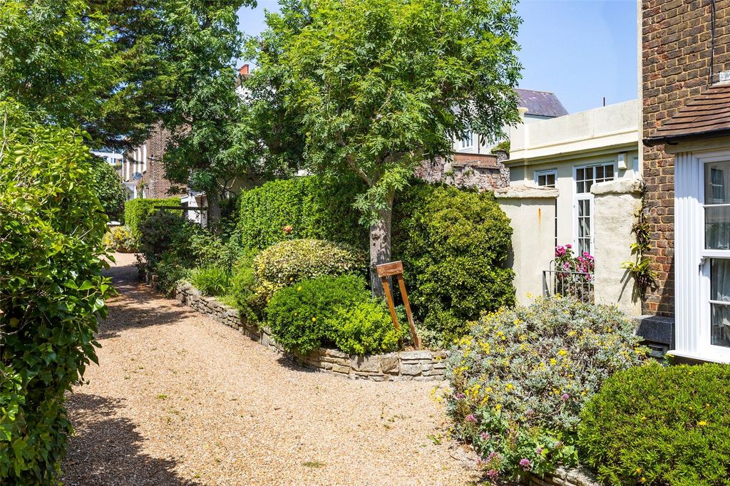 Property photo 1 of 8 Exterior