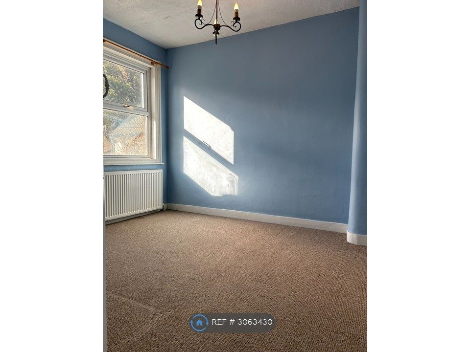 Property photo 3 of 16 Bed 2