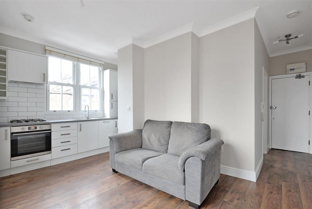 Property photo 2 of 7 Fulham Palace Road Ph5.Jpg