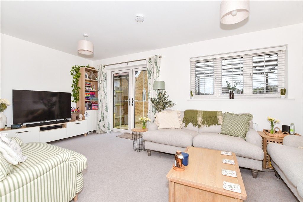 Property photo 3 of 13 Lounge