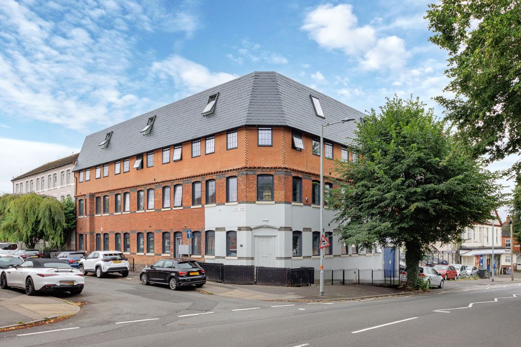 Property photo 1 of 17 0001