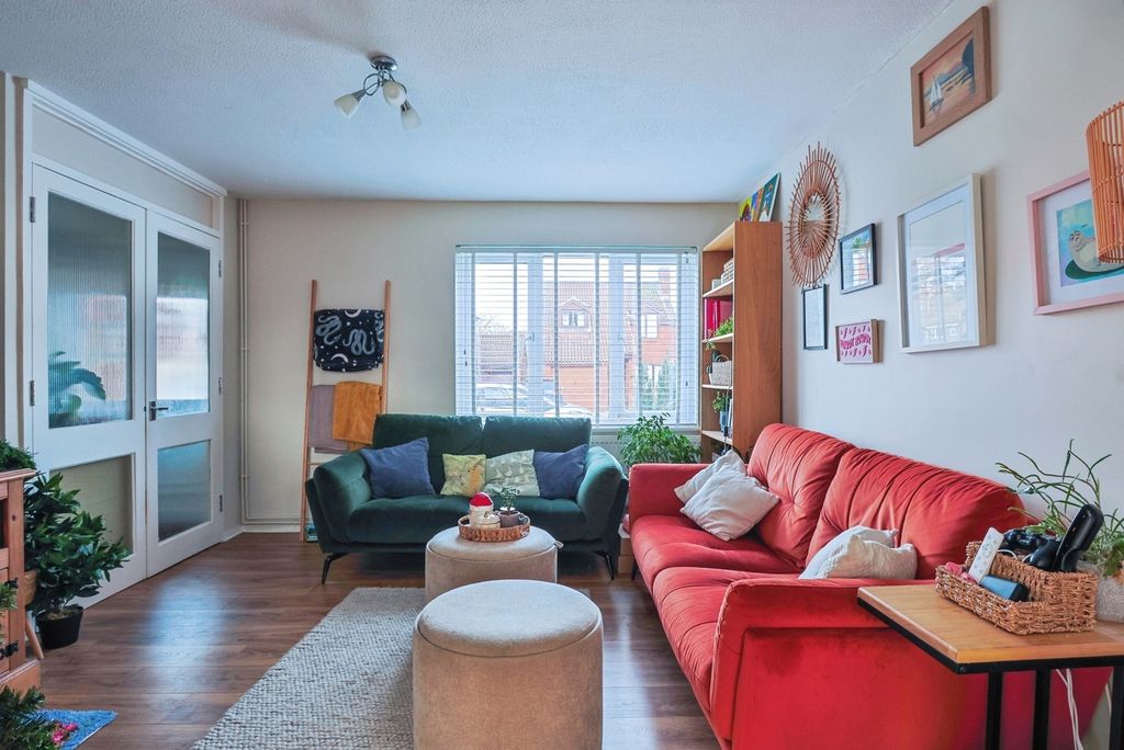 Property photo 3 of 13 Lounge