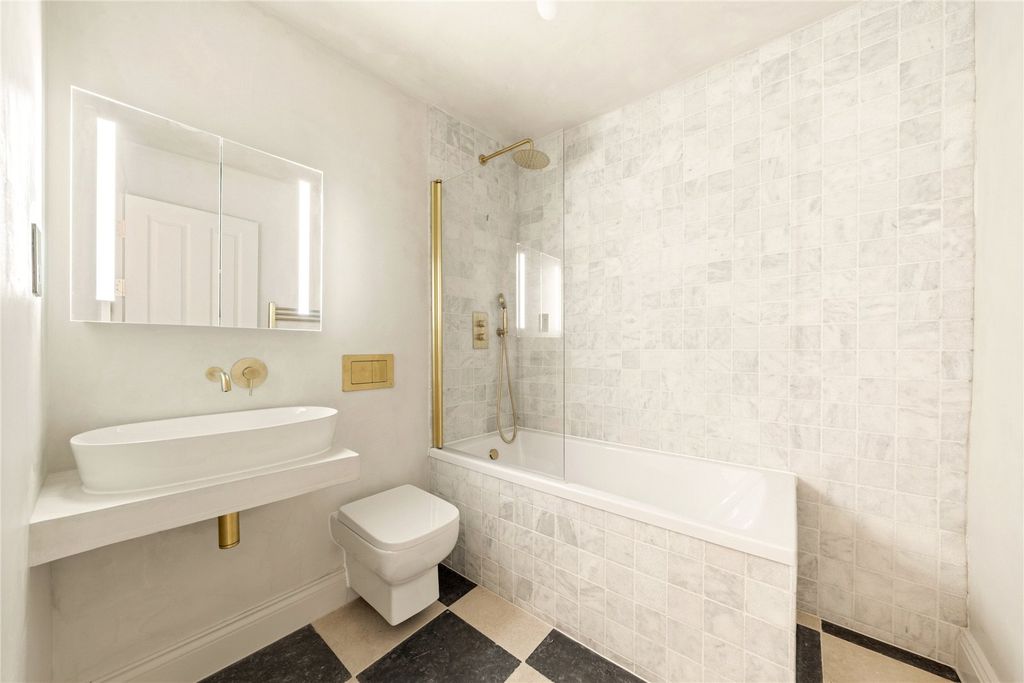 Property photo 3 of 9 Bathroom
