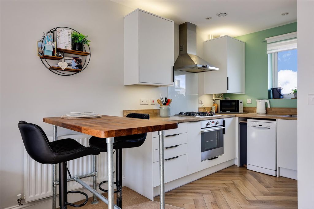 Property photo 2 of 17 Kitchen/ Dining Space