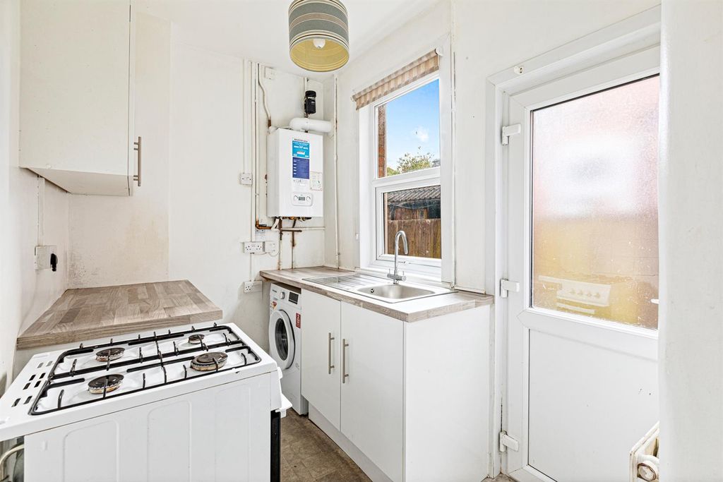 Property photo 3 of 17 Kitchen