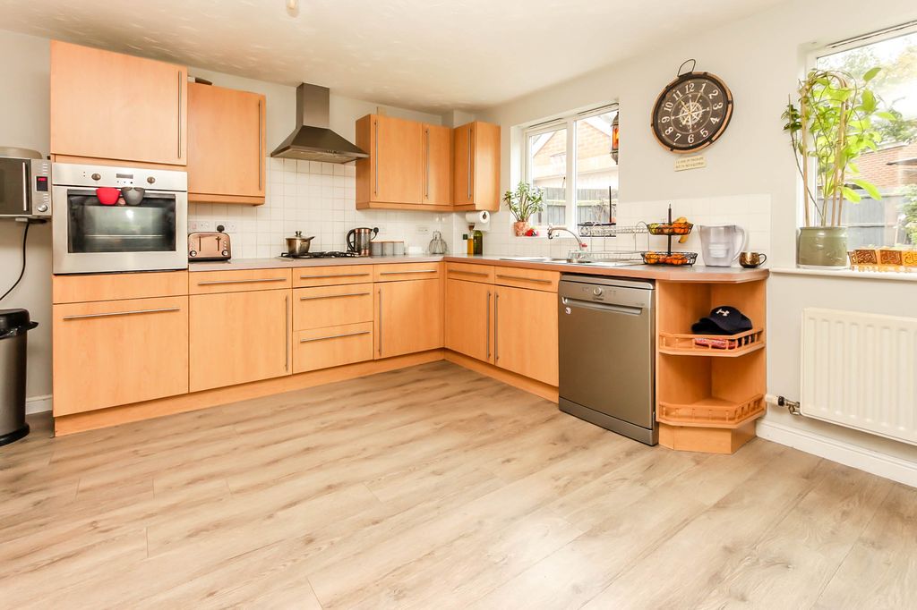 Property photo 3 of 11 Kitchen