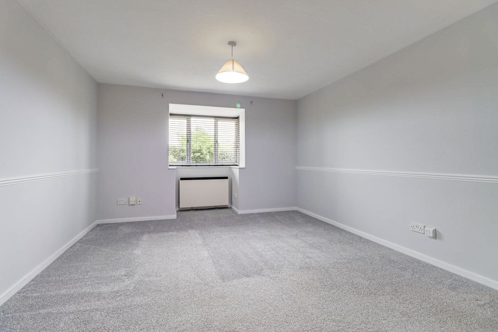 Property photo 3 of 9 Lounge 2