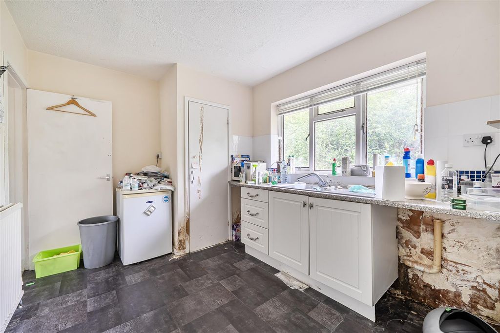 Property photo 3 of 16 Kitchen
