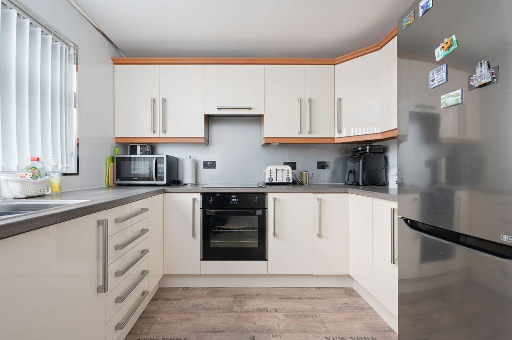 Property photo 2 of 25