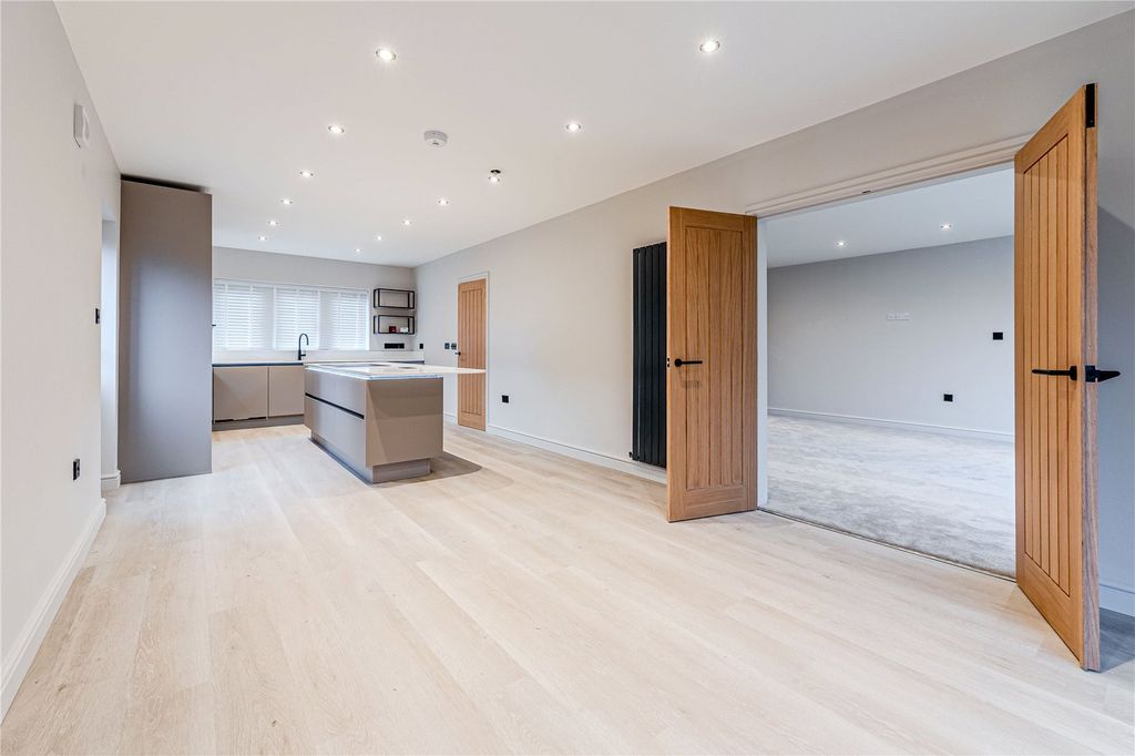 Property photo 2 of 26 Picture No. 16