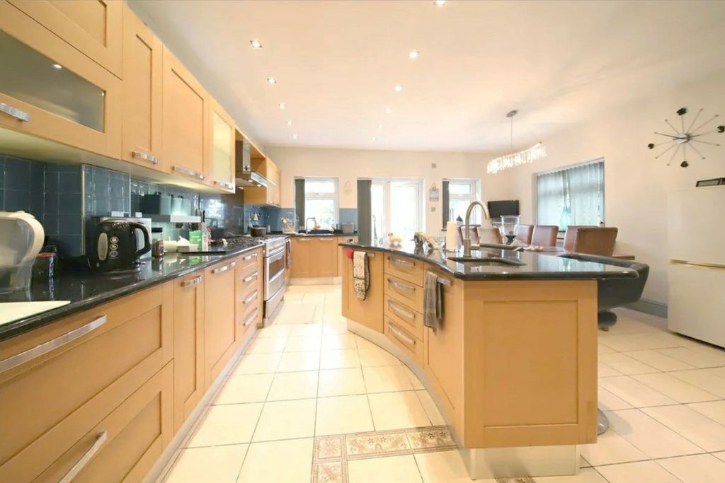 Property photo 3 of 9 6