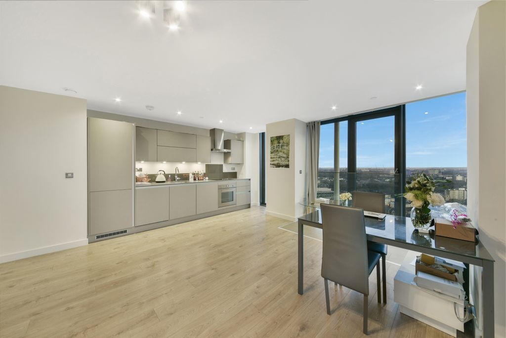 Property photo 2 of 10 Kitchen - Stratosphe