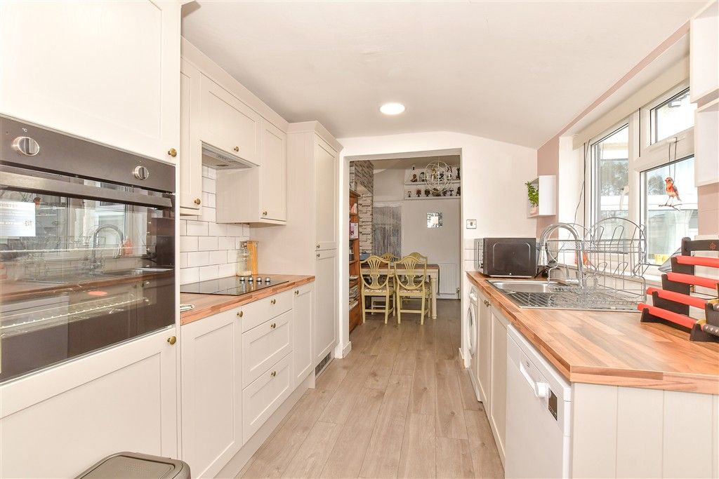 Property photo 3 of 11 Kitchen