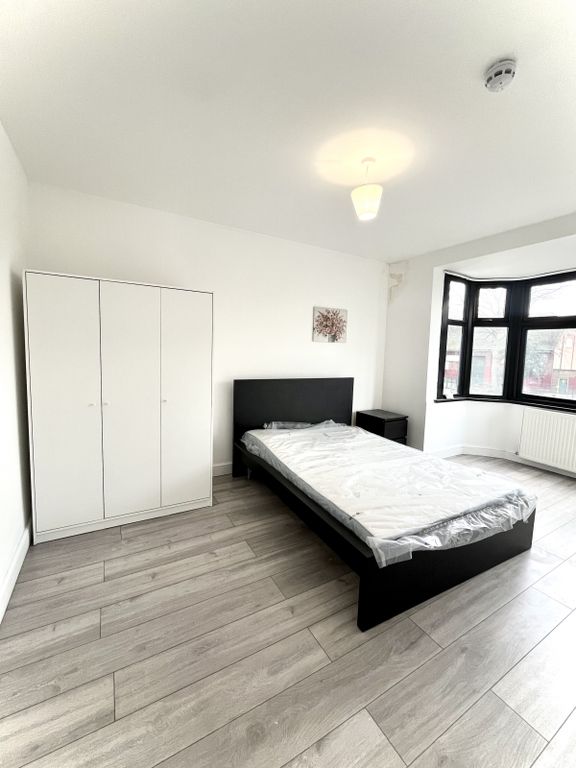 Property photo 1 of 10 Recently Refurbished Double Room To Rent.