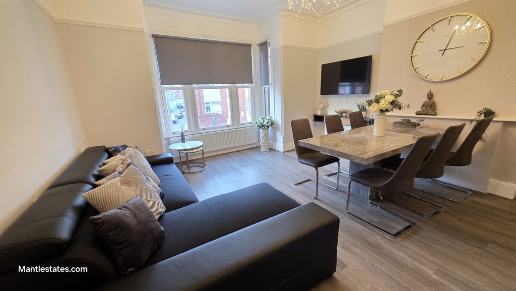 Property photo 2 of 18 Kitchen / Lounge