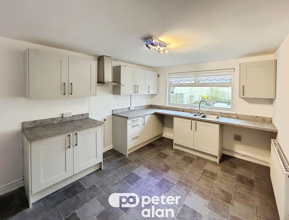 Property photo 3 of 14 Kitchen