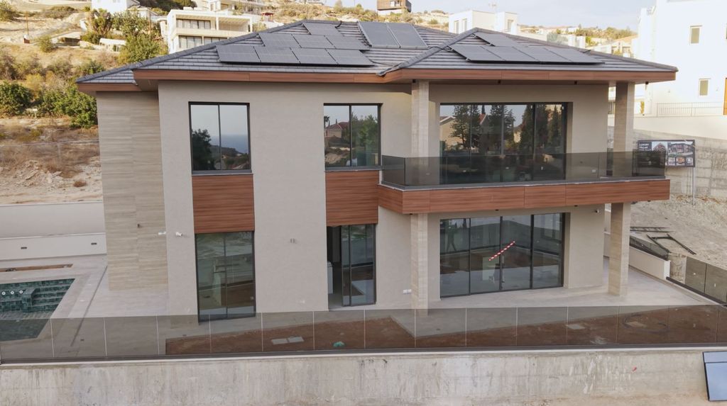 Property photo 2 of 28