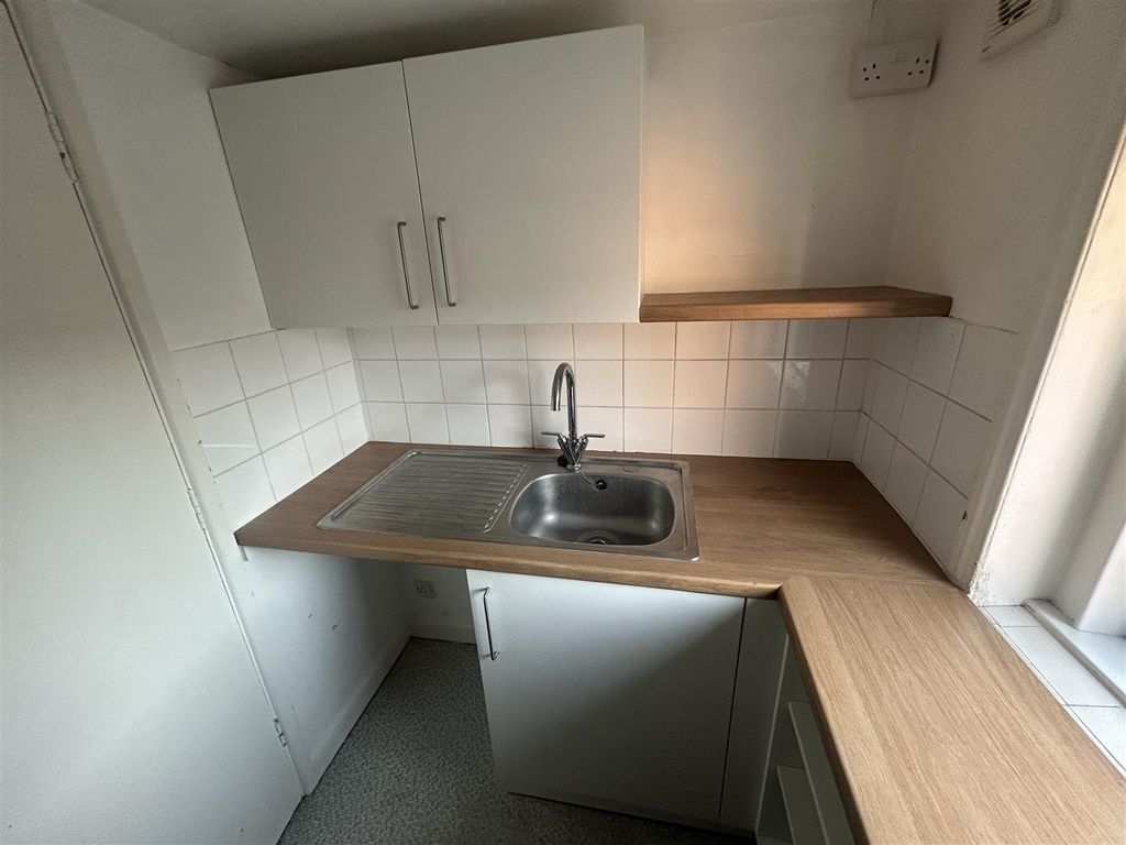 Property photo 2 of 8 Kitchen