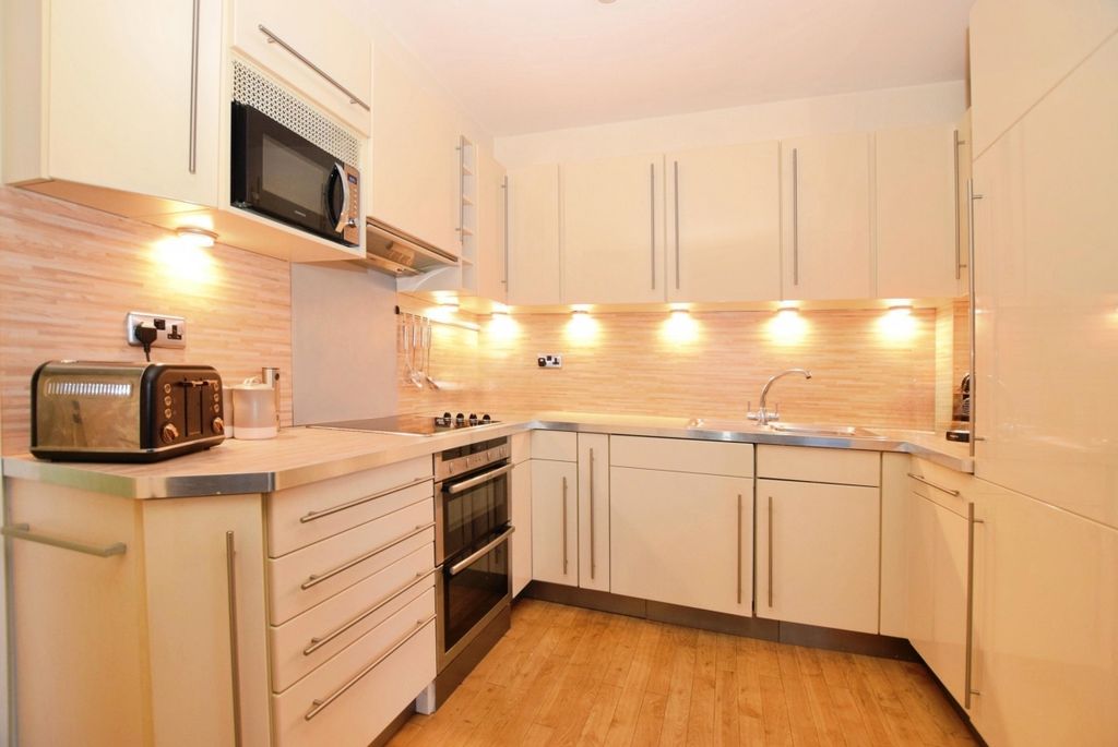 Additional image 3 of 2 bed flat to rentLower Tanbridge Way, Horsham RH12