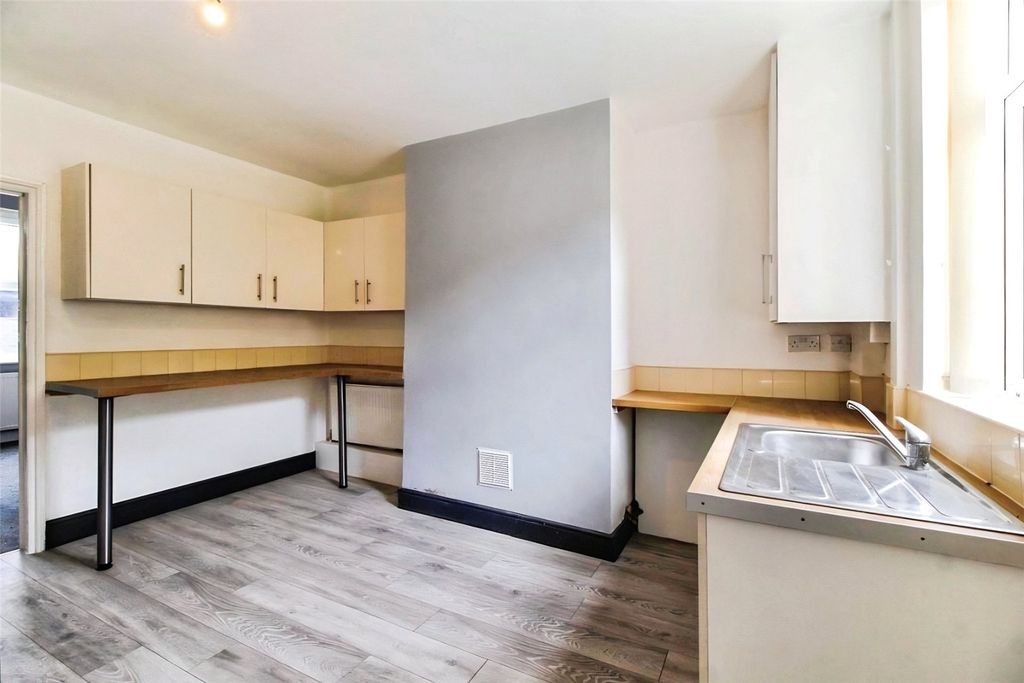 Property photo 3 of 9 Kitchen