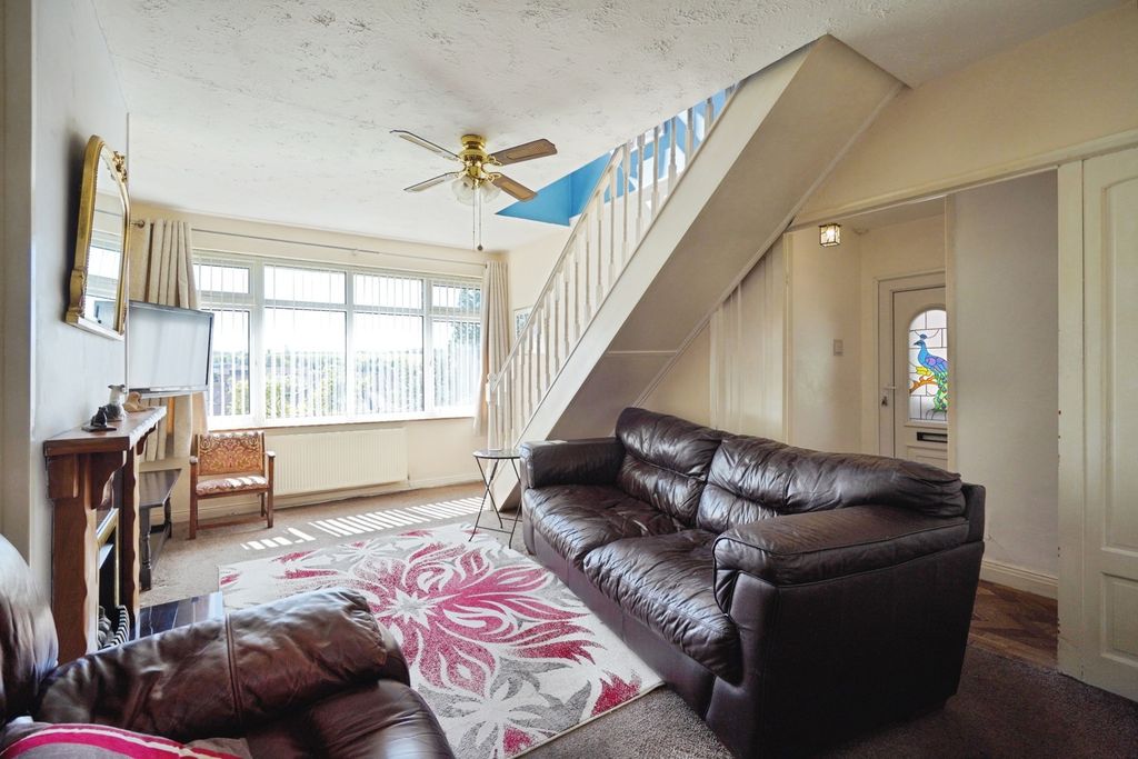 Property photo 3 of 19 Lounge