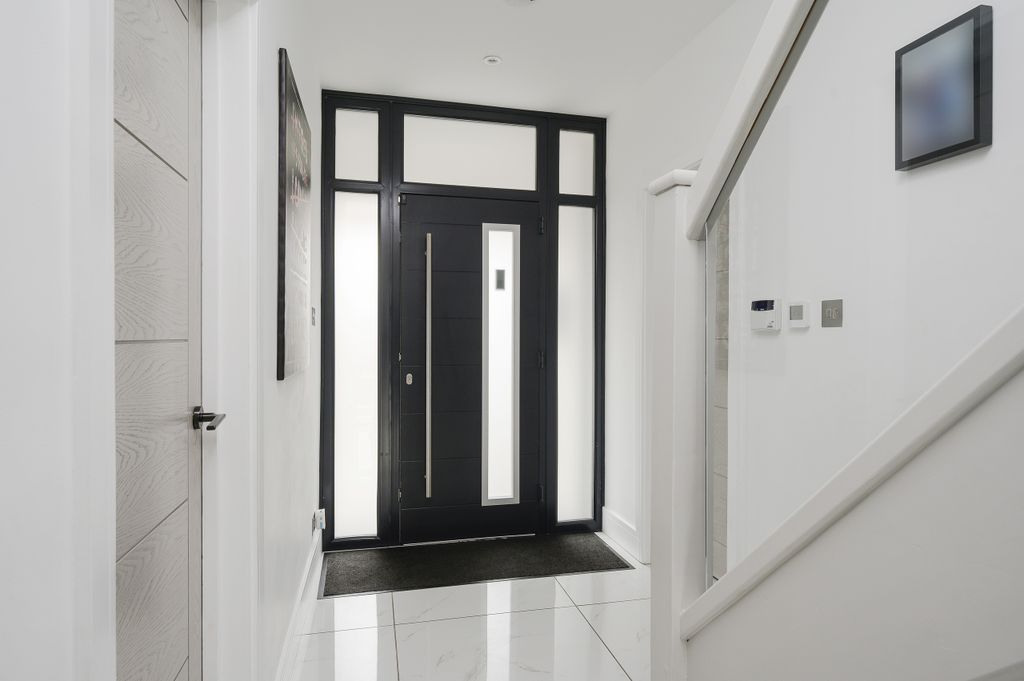 Property photo 3 of 19 Entrance