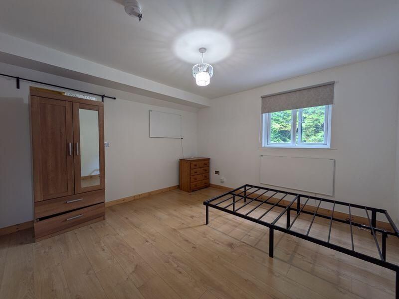 Property photo 3 of 12 A Bright And Tidy Double Bedroom Featuring A Woode...