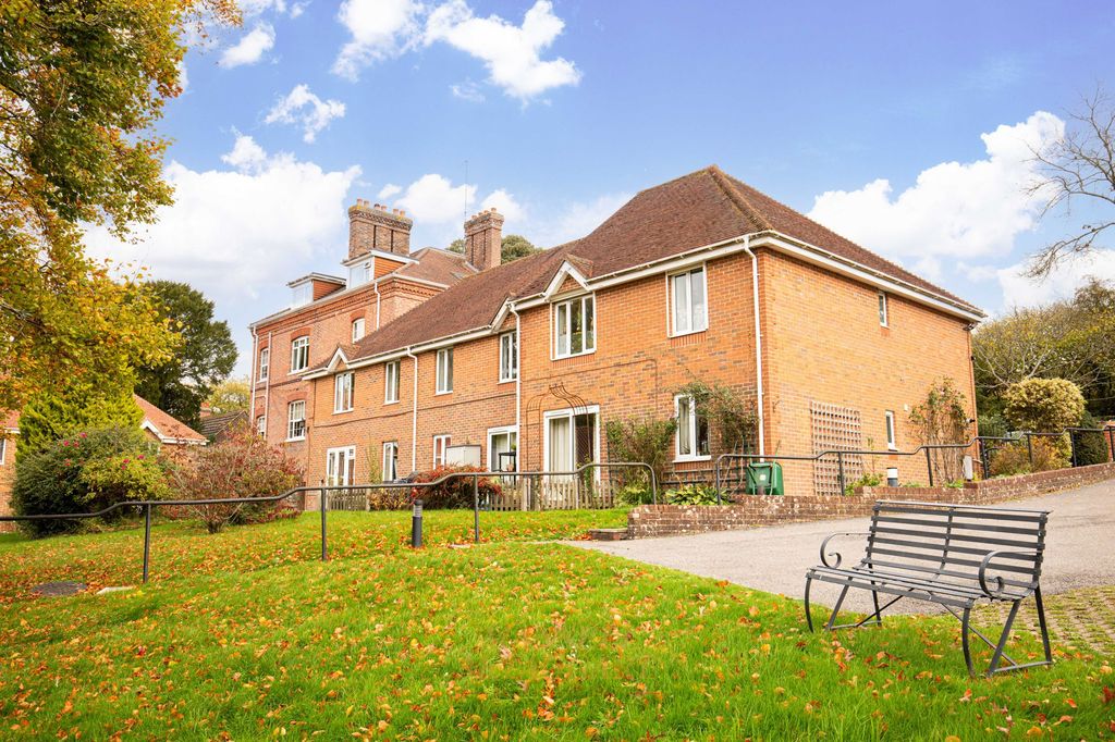 Property photo 2 of 7 Communal Gardens