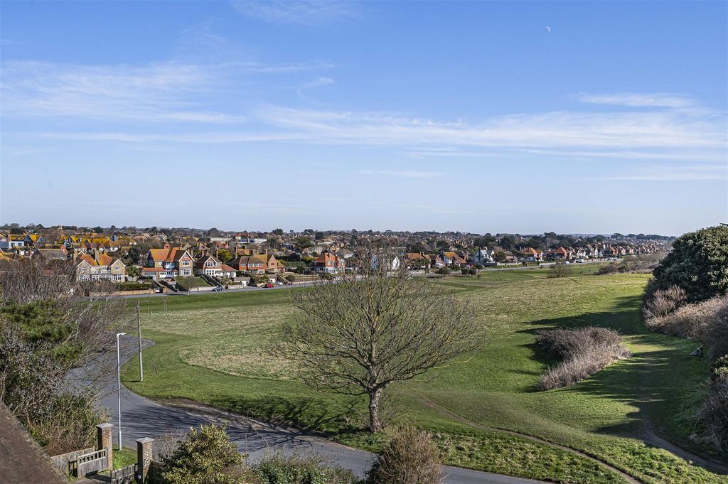 Property photo 2 of 40 Golf