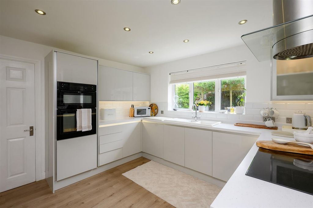 Property photo 2 of 31 Kitchen