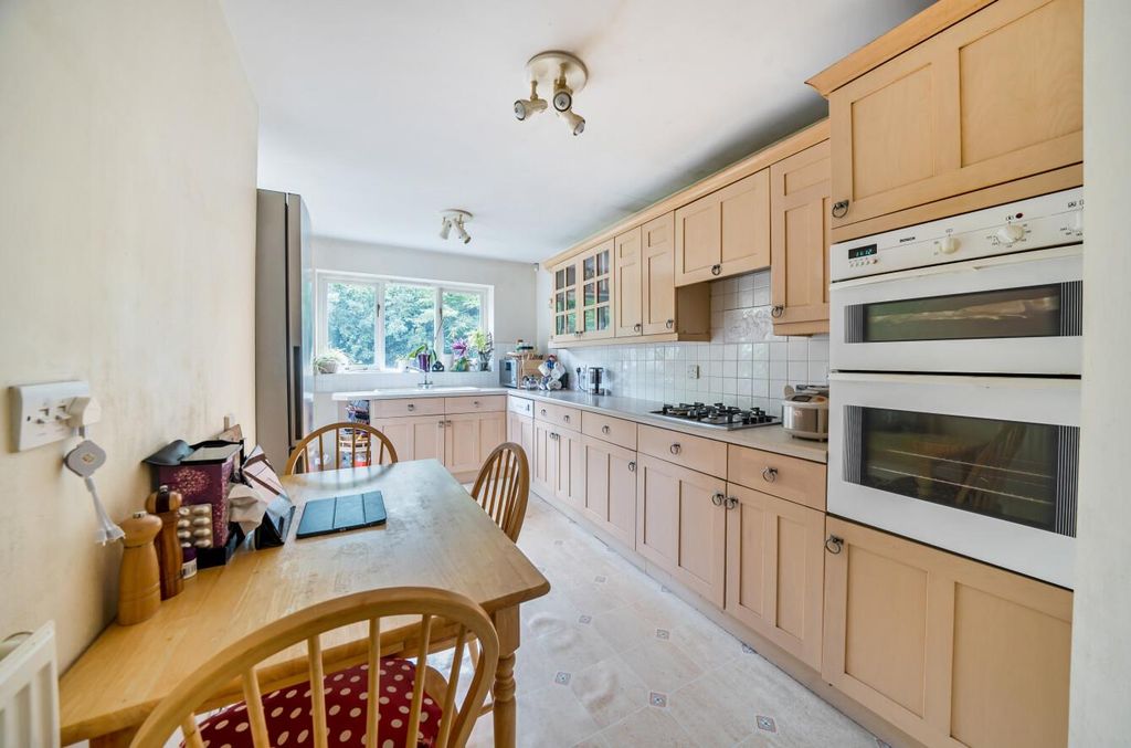 Property photo 3 of 11 Kitchen