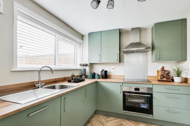Property photo 2 of 11 Kitchen