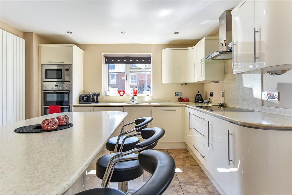 Property photo 2 of 25 Ph4_5994311.Jpg