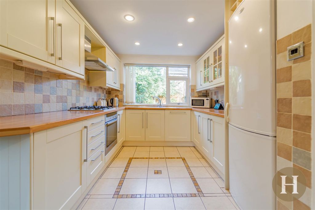 Property photo 2 of 36 Hadleigh Estate Agents-5.Jpg