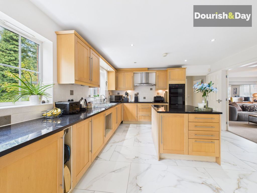 Property photo 3 of 33 Dining Kitchen