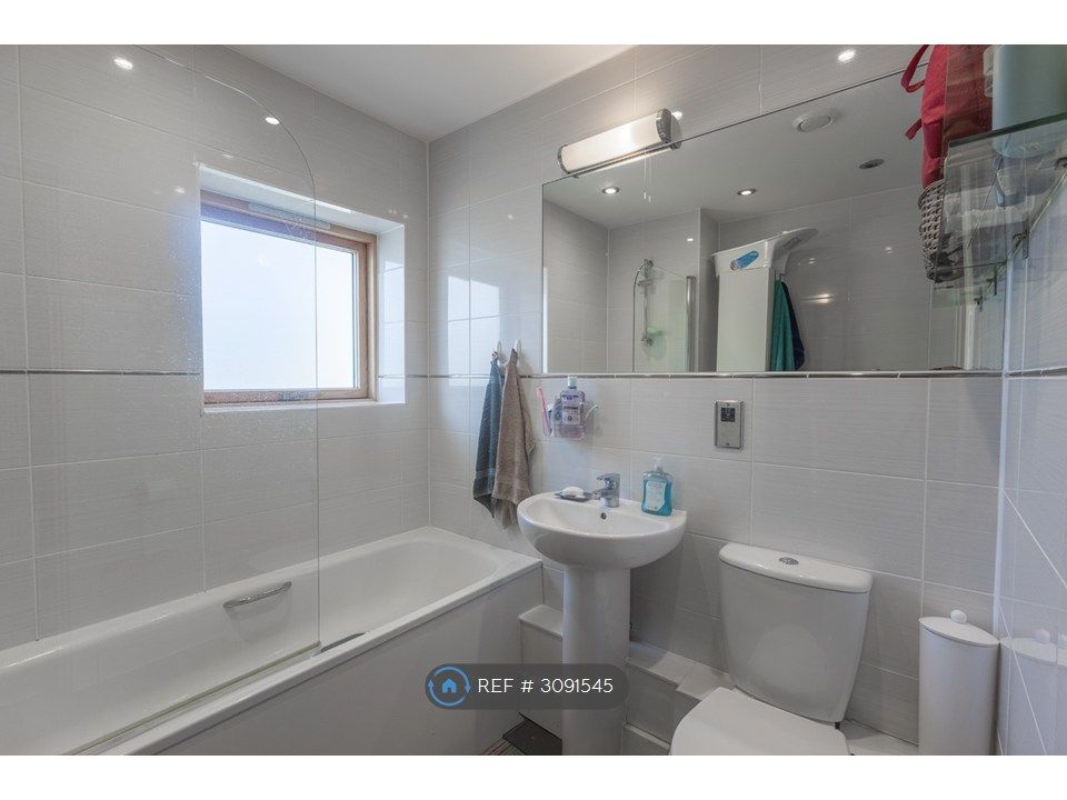 Property photo 2 of 21 Bathroom
