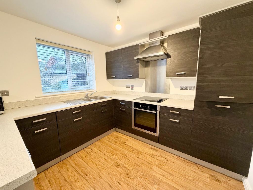 Property photo 3 of 10 Kitchen