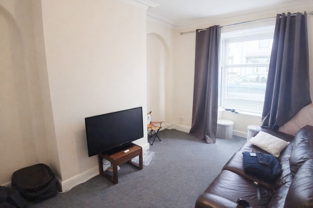 Property photo 2 of 8 Lounge