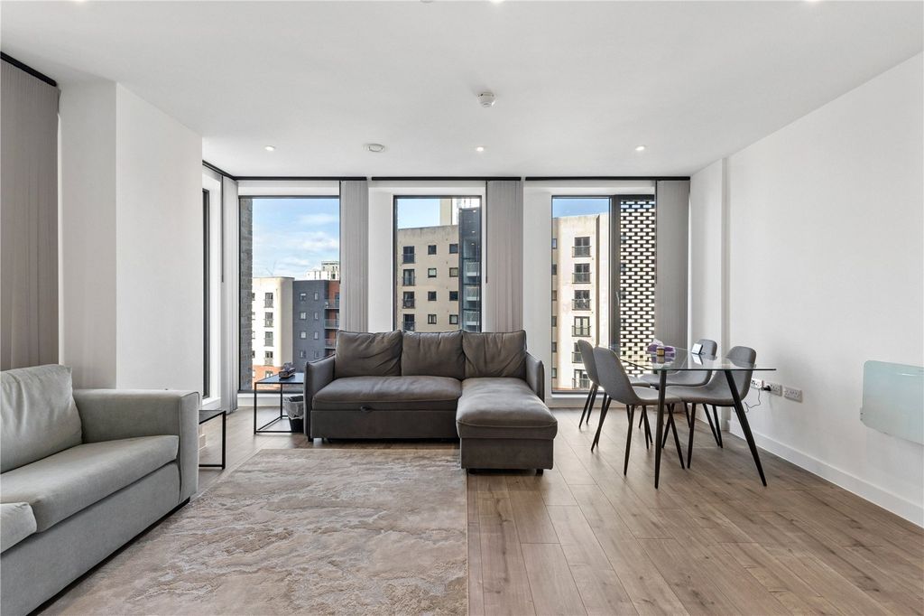 Property photo 2 of 16 Lounge
