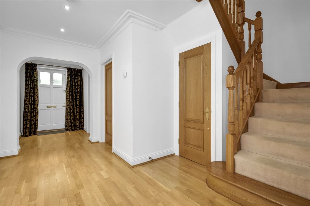 Property photo 2 of 17 Entrance Hall