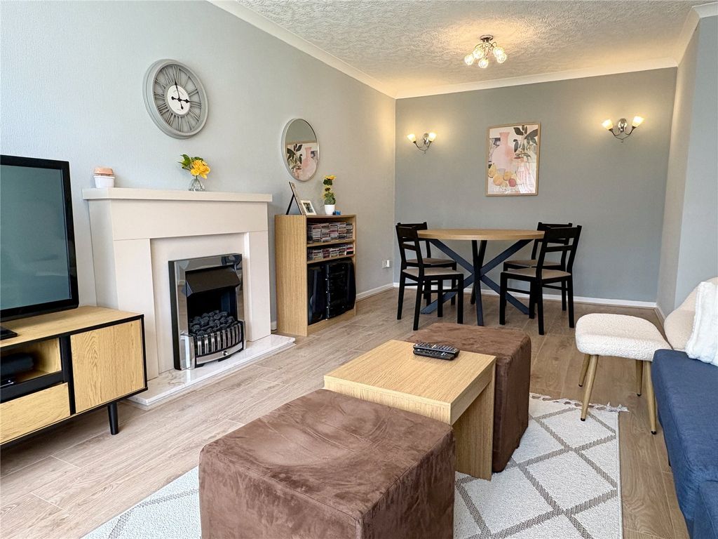 Property photo 3 of 14 Lounge