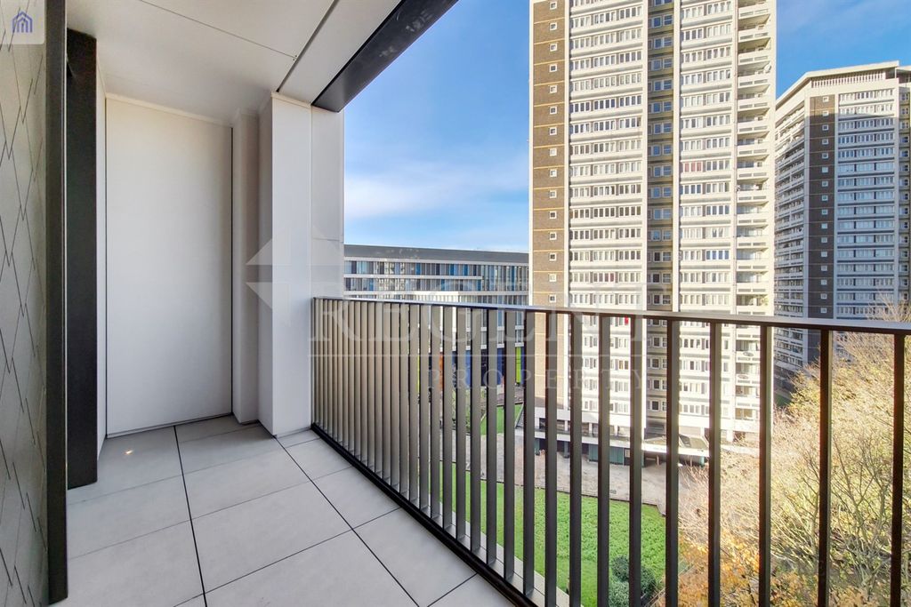 Property photo 3 of 7 Balcony