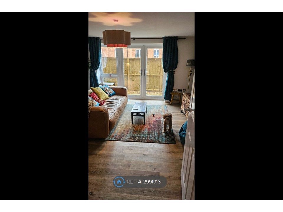 Property photo 1 of 17 Living Room And Teddy