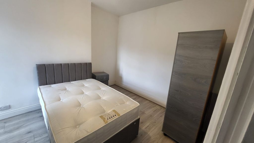 Property photo 2 of 9 Bright, Simply Furnished Bedroom With A Comfortabl...